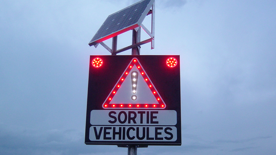 Panneau routier lumineux solaire, panneau de signalisation lumineux solaire